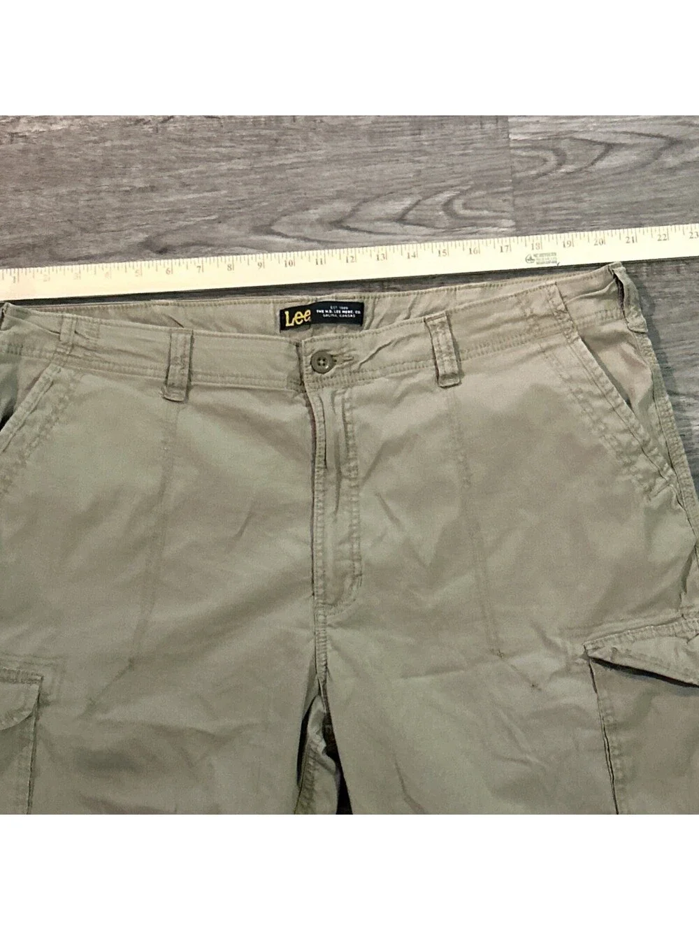 Lee Men's Extreme Motion Cargo Shorts 42 Beige Stretch Outdoor Hiking Casual